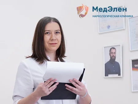Врач с планшетом в руке